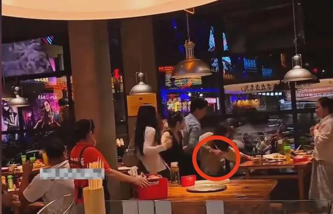 老公出轨带小三吃烤串被老婆定位发现全程火力输出太猛了！(图1)
