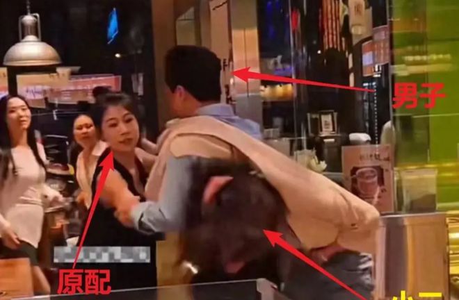 男子带“新女友”吃火锅被抓包原配当场大打出手场面一顿混乱(图1)