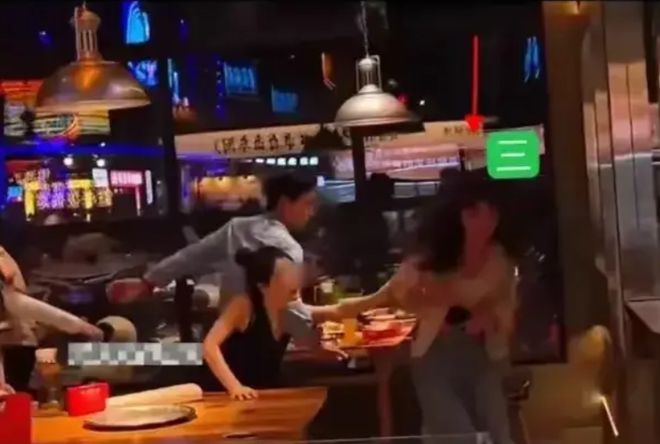 男子带“新女友”吃火锅被抓包原配当场大打出手场面一顿混乱(图6)