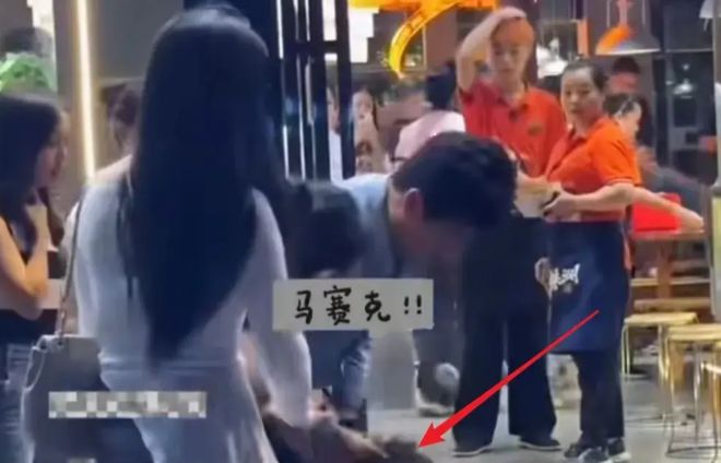 男子带“新女友”吃火锅被抓包原配当场大打出手场面一顿混乱(图2)