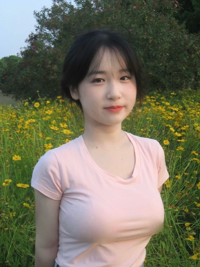大手从衣服下摆探进去(图1)