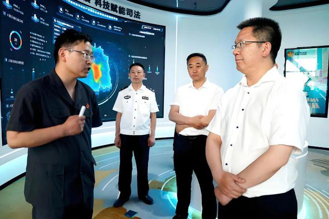 省高院党组副书记、常务副院长秦海调研达川区法院数字法庭建设(图2)