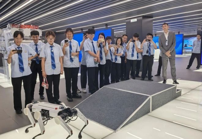 2025下半年就业新风口：北京八维教育集团助力学子抢占黄金赛道
