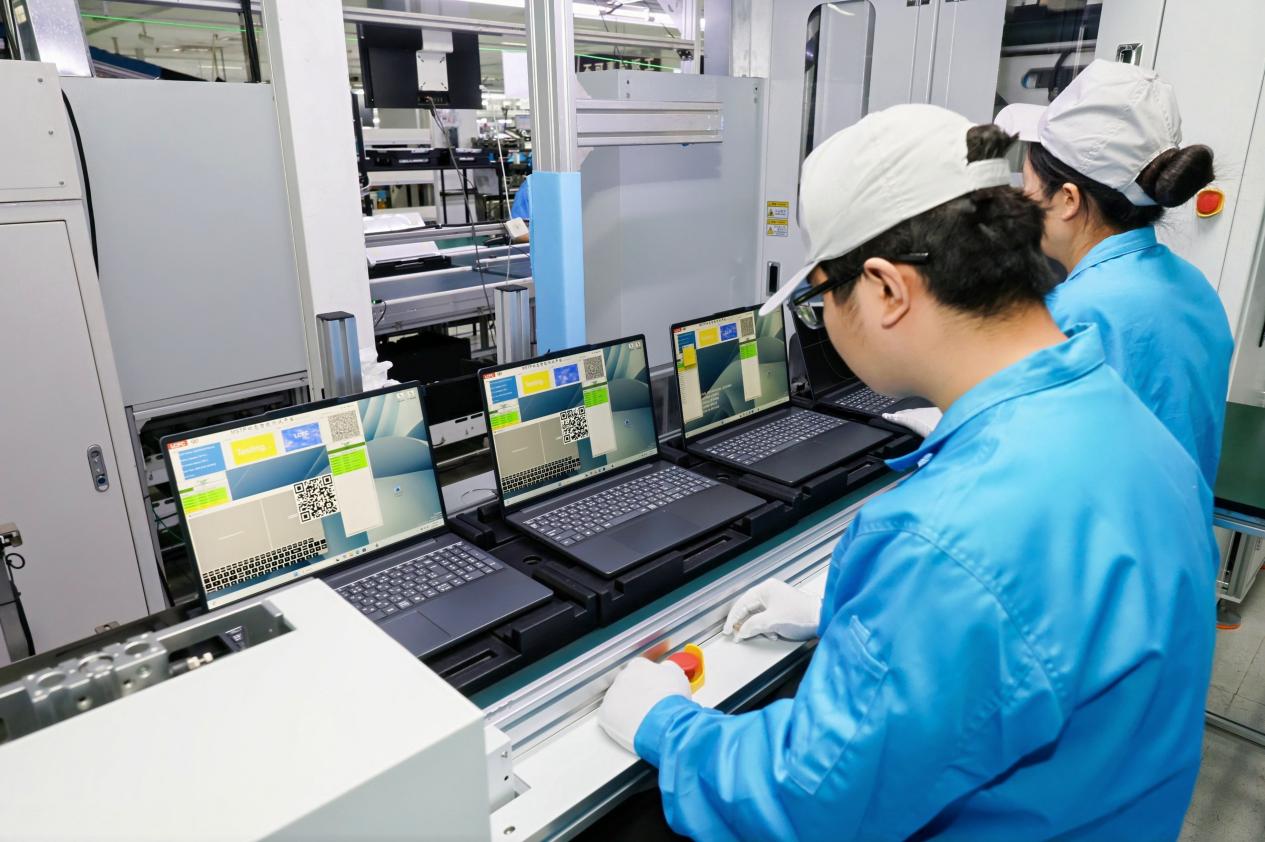 一台爆款AIPC如何炼成？实探联想“灯塔”工厂(图1)