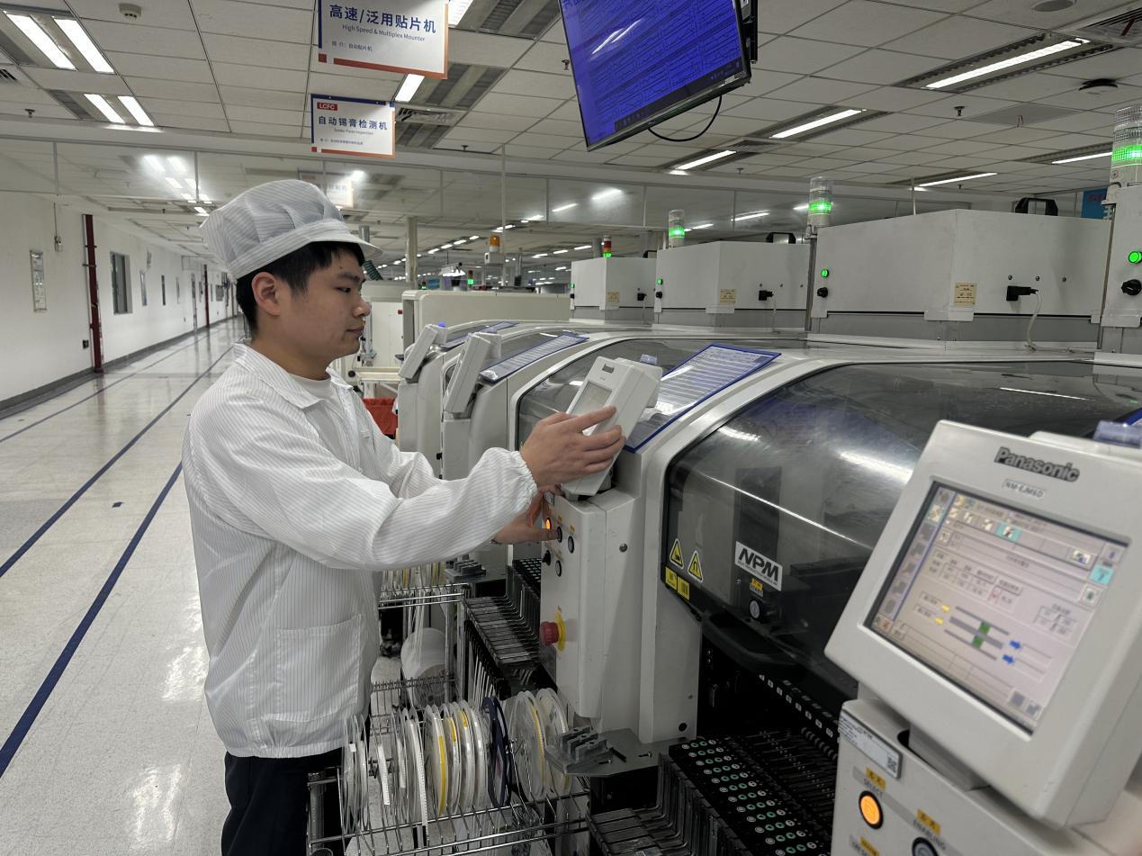 一台爆款AIPC如何炼成？实探联想“灯塔”工厂(图2)