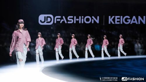 能穿十年不过时的衣服被京东搬上了T台(图2)